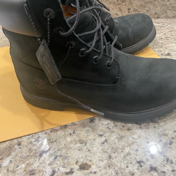 Classic all black timberland boots. Women 9.5 good condition - Picture 4 of 4